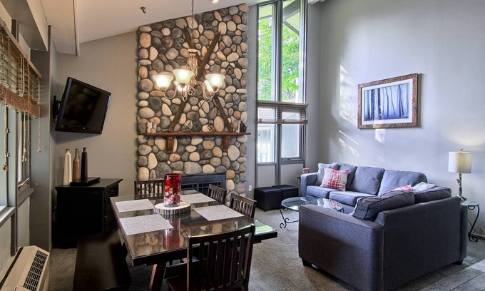 Boyne Falls Condominio | Ski in / Ski out y condominio junto a la piscina que puede alojar hasta 12