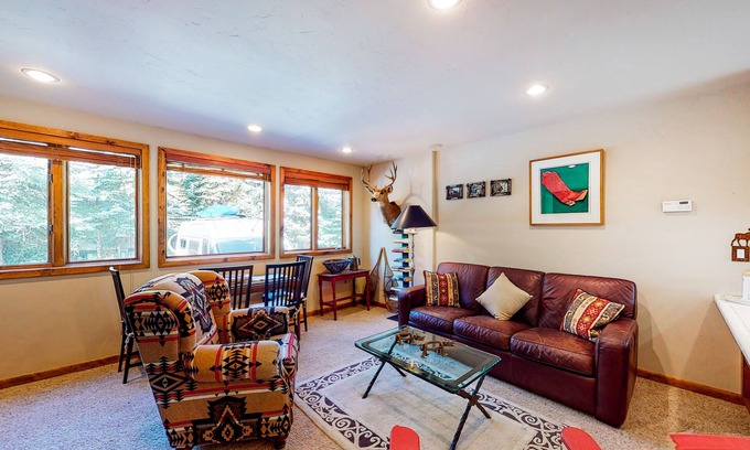 Warm Springs Condominio | Ski-in/ski-out condo with pool, mountain view, balcony, & easy trail access