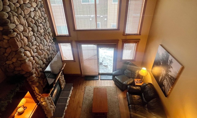 Big White Ski Resort Casa | SKI in SKI OUT Cosy but Spacious Townhouse in TreeTops with private hot tub