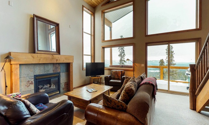 Snow Pine Estates Apartamento | Ski-in / ski-out en casa con bañera de hidromasaje privada, actitud amigable para los perros y hermosas vistas.