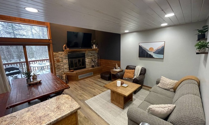 Lutsen Casa | Ski-In/Ski-Out lodge near hiking/golf, restaurants, Lake Superior and sleeps 8.
