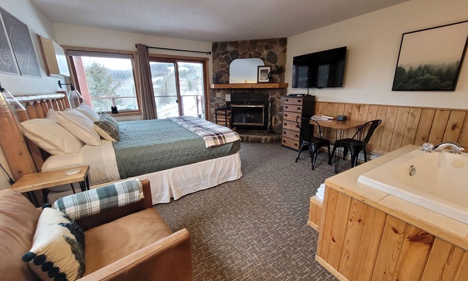 Lutsen Condominio | Ski-In/Ski-Out Lutsen Mnt Condo w/ Whirlpool, Fireplace, Resort Pool, & Hot Tub