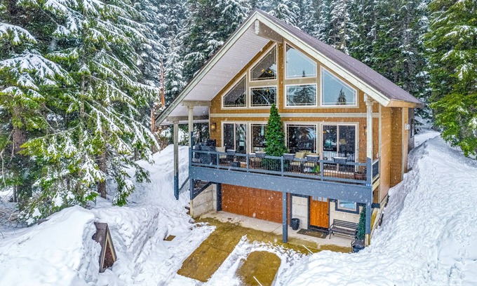 Hyak Cabina | Ski-in/ski-out cabin with mountain-view deck, fireplace- walk to lifts