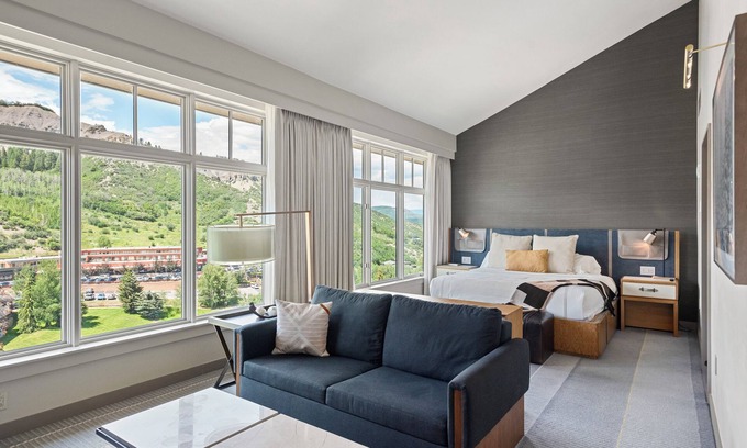 Snowmass Village Condominio | Ski In Ski Out Penthouse in Luxury Resort - Stunning 3 Bedroom
