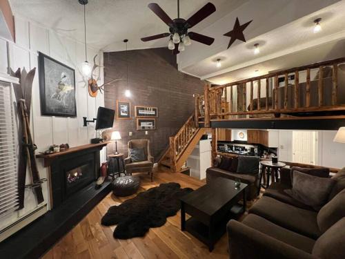 Steamboat Springs Casa | Ski In, Ski Out Cozy Creek Side Cabin w Front Yard