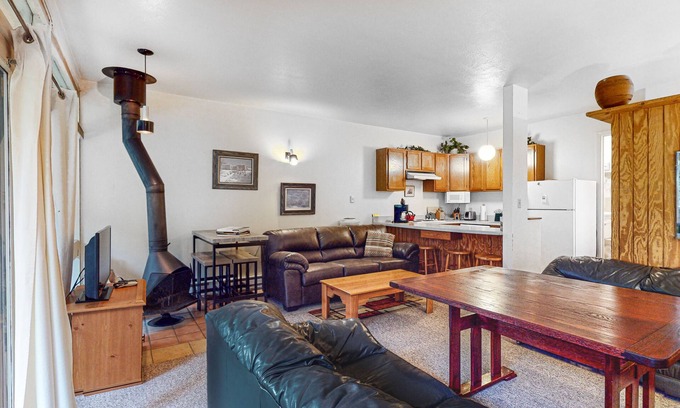 Taos Ski Valley Condominio | Ski-In, Ski-Out Condo at Sierra Del Sol with Sauna & Views, Walk to Village