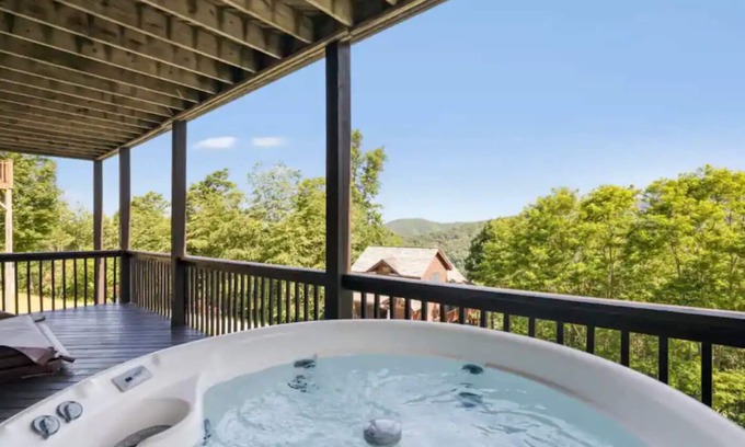 Wolf Laurel Cabina | Pet Friendly, Hot Tub, Grill, WiFi, Fireplaces Mountain Retreat
