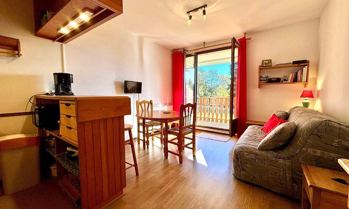 Montcel Apartamento | Estudio a pie de pista con balcón y mascotas permitidas