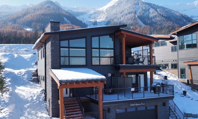 East Kootenay Casa | Ski In to your Hot Tub & Sauna