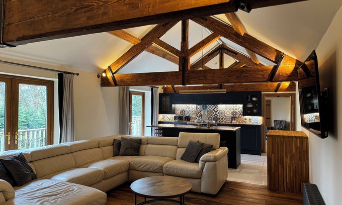Winewall Cabina | Ski lodge style chalet with hot tub and sauna