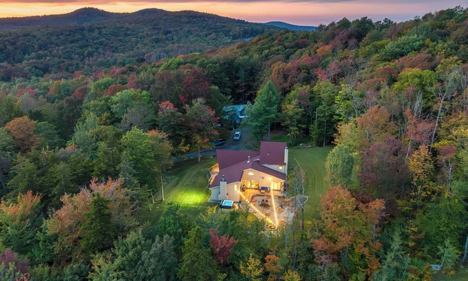 West Dover Casa | Ski & Play in Style-Luxury Mt. Snow Getaway-HotTub