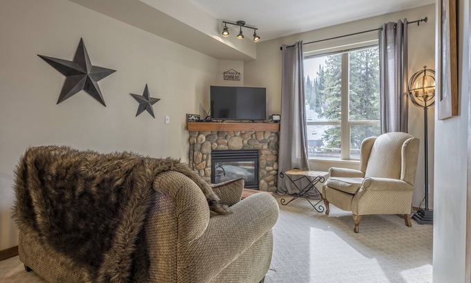 Silver Star Mountain Condominio | Ski right from your door in this bright, ground level condo at Creekside