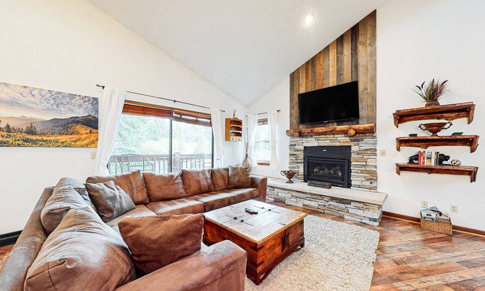 Four O'Clock Condominio | Ski straight to the lift—hot tub, pool & balcony for après-ski