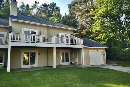 Harbor Springs Casa | Ski & Tee Boyne Highlands Townhouse