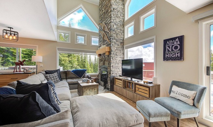 Big White Ski Resort Casa | Ski To/From, 5 Bedroom, Hot Tub, Walk to Village Chalet.