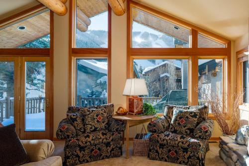 Warm Springs Casa | Ski Way Home Steps to the Warm Springs Lift