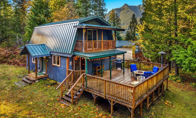 Packwood Cabina | Ski White Pass. Hike Rainier. Quiet & Restful.