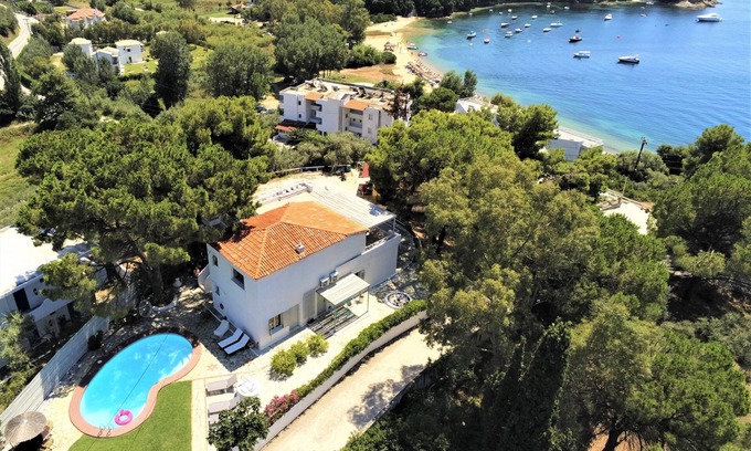 Kolios Villa | Amplia villa con piscina privada con vistas a la playa (2 minutos a pie)