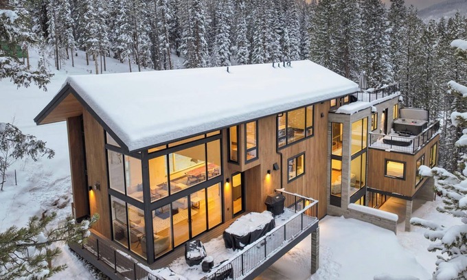 Copper Mountain Casa | Skibakken Chalet: Ski-in/out, Panoramic Deck Views, Hot Tub, Spa w/ Sauna