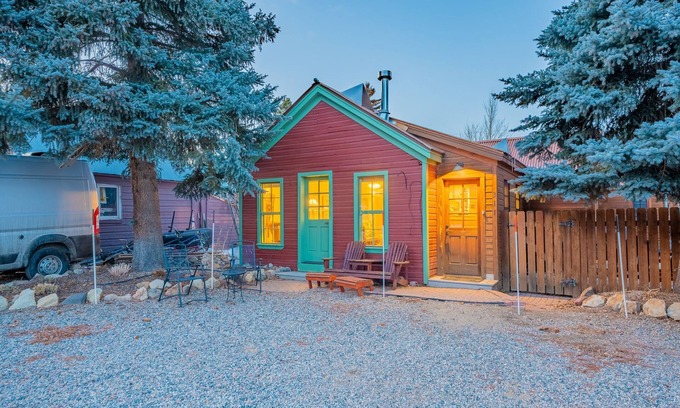 Crested Butte Casa | 2 Bed 2 Bath, Downtown CB, Hot Tub, Fireplace, Parking, Yard! Nordic skiing!