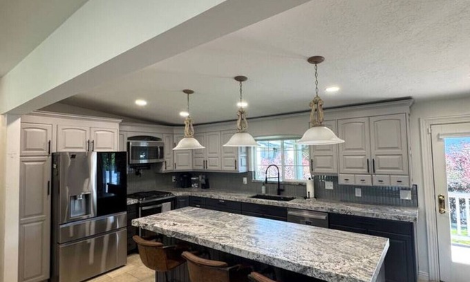 Holladay Casa | Skiing, 2 Kitchens, 2 Units in 1, 80” TVs, W/D, 2 Backyards