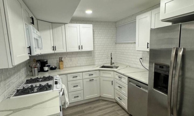 Holladay Casa | Skiing, Stocked Kitchen, 80" TV, Backyard, W/D, Pets