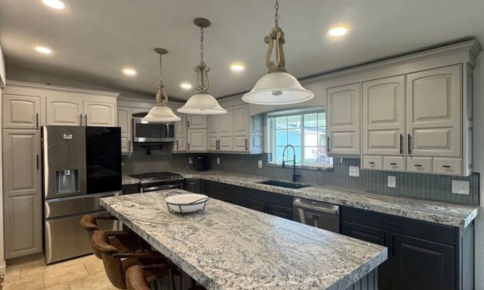 Holladay Casa | Skiing, Stocked Kitchen, 80" TV, Backyard, W/D
