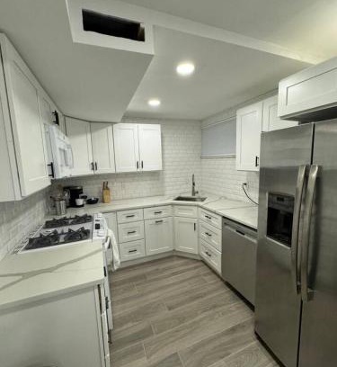 Holladay Casa | Skiing, Stocked Kitchen, 80in TV, Backyard, WD