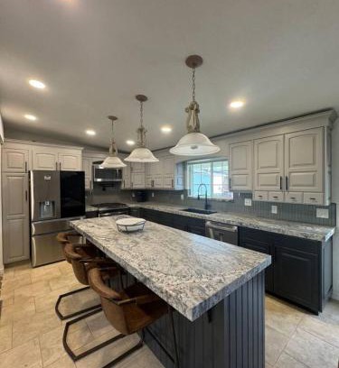 Holladay Casa | Skiing, Stocked Kitchen, 80in TV, Backyard, WD