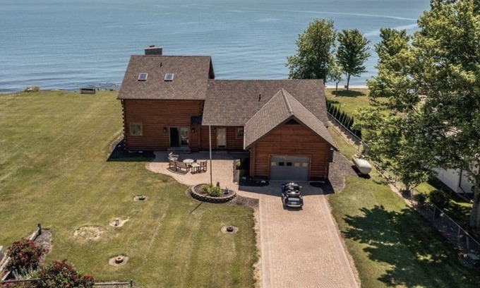 Put-in-Bay Casa | Skipper’s Pine Haven Lakefront