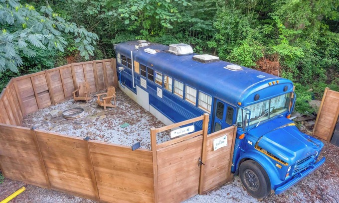 Greenville Casa | Skoolie on the River, Close to DT, Private Space