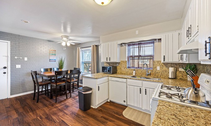 Skokie Condominio | Sky - 3BR, 2BA Unit