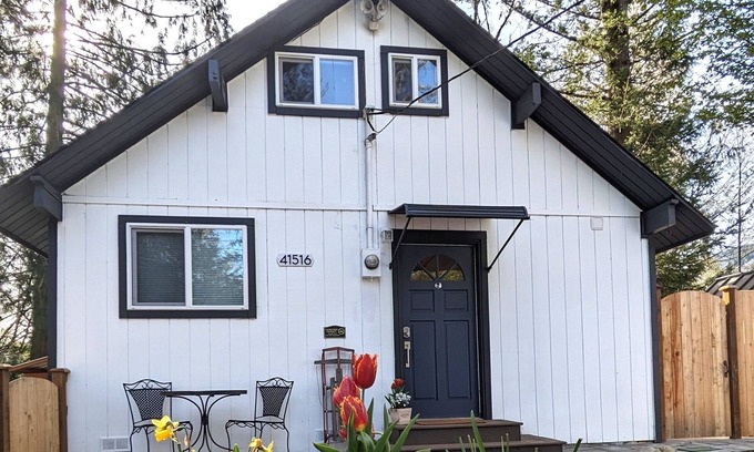 May Creek Cabina | Sky Creek Cabin; fire pit, mountain views, and hot tub under the stars.