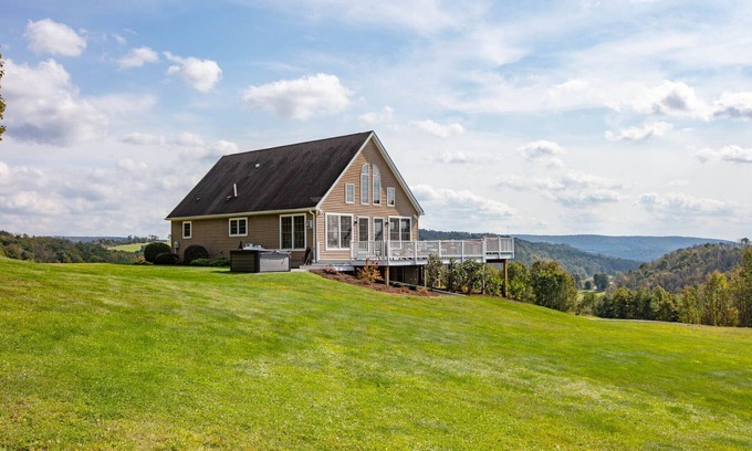 Wellsboro Casa | Sky High Chalet! Hermosa casa en más de 10 acres con bañera de hidromasaje, a 2 minutos de Wellsboro