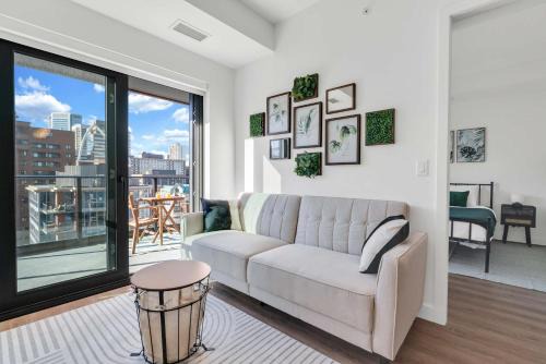 Eau Claire Apartamento | Sky Jungle Oasis Calgary City Views Parking & Gym