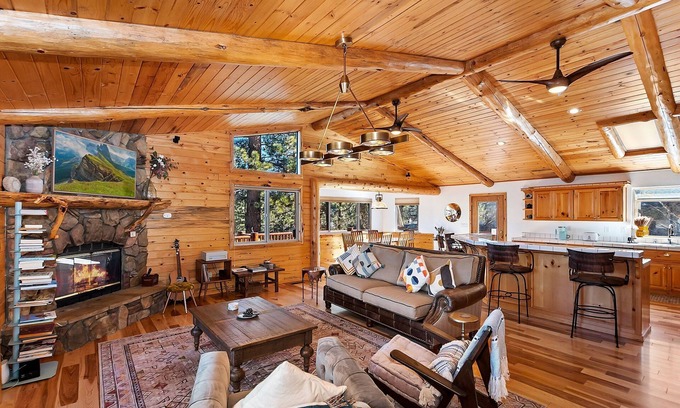 Castle Glen Estates Cabina | Sky Pine Retreat by Destination Big Bear: Log Cabin Home! Game Room! Spa! EV Charger!