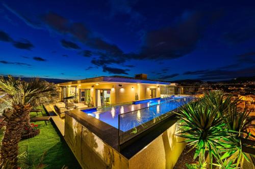 Mejasi Apartamento | Sky Pool Penthouse with a huge heated private pool
