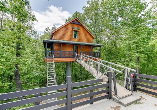 Cleveland Casa | Sky's the Limit Treehouse Near Helen, Georgia