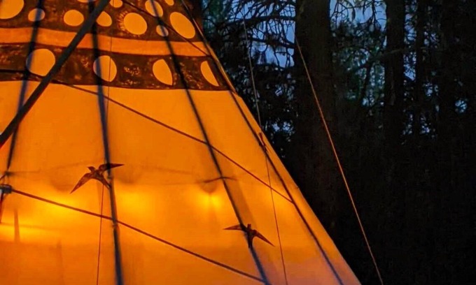 Cave Junction Apartamento | Sky Spirit -Luxury Glamping 18' Tipi - Restrooms and Showers are only a short walk away.