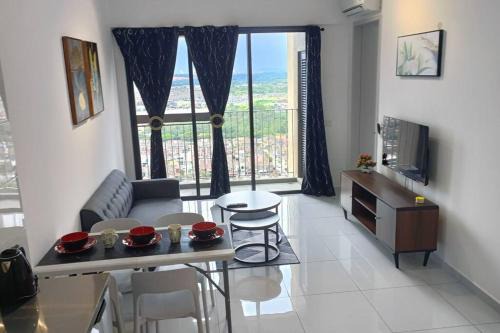 Bukit Indah Apartamento | Sky Trees High Floor 2 Guests Living Room Balcony Nflix Disney Plus B22A