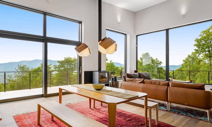 Warren Casa | Sky Zen | House in Warren with ridge line mountain views - dogs welcome