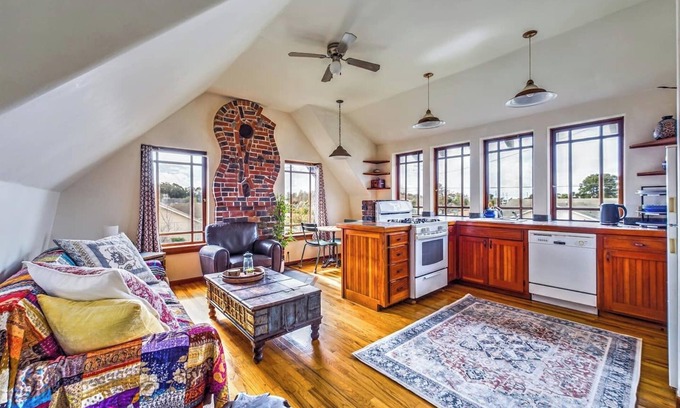 McKinleyville Apartamento | SkyDeck Crazy Wave Suite - Cozy Digs, 2nd Fl, Dog / Pet Friendly!