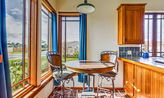 McKinleyville Apartamento | Skydeck ZigZag Suite - Cozy Digs, 1st Fl, Dog / Pet Friendly!