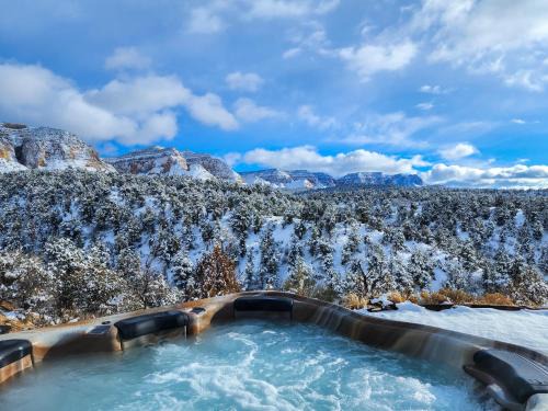 Orderville Casa | Skyfall Cabin. Stunning views, Hot Tub, minutes from Zion