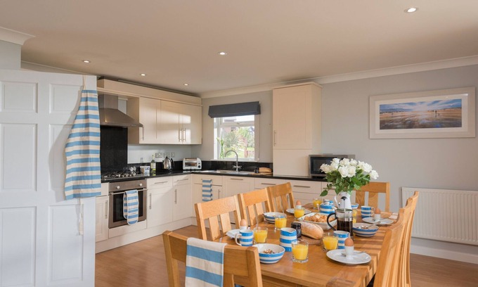 Winnard's Perch Chalet De Esquí | Skylark sleeps 8 private Hot Tub & Dogs welcome Nr Padstow, Resort Pool Bar & Watersports