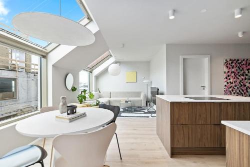 Vesturbær Apartamento | Skylight Lux 3BR/2BA City Center with Free Parking