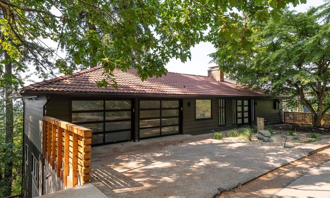 Eugene Casa | Skyline - entire modern 3-bedroom house with game room, sauna and views!