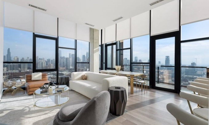 River West Apartamento | Skyline Penthouse Duo: 6 Bedrooms for Large Groups