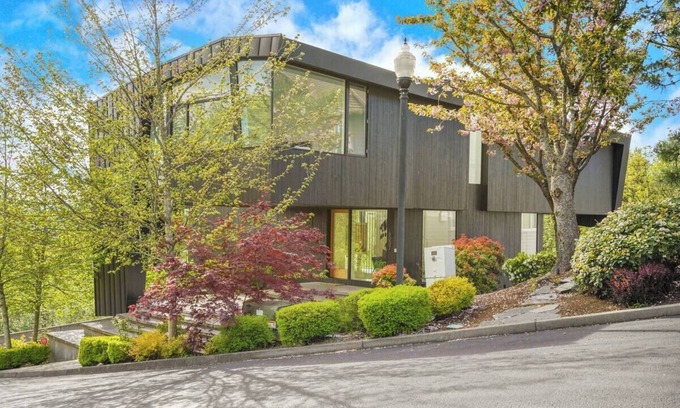 Northwest Portland Casa | SKYLINE SKYLAB HOUSE | VIDA A 7 GRADOS