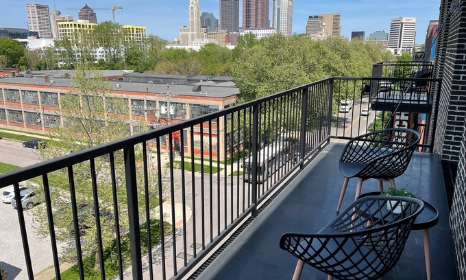 Downtown Columbus Apartamento | Skyline View 2BR w/Balcony + Free Parking + W/D!